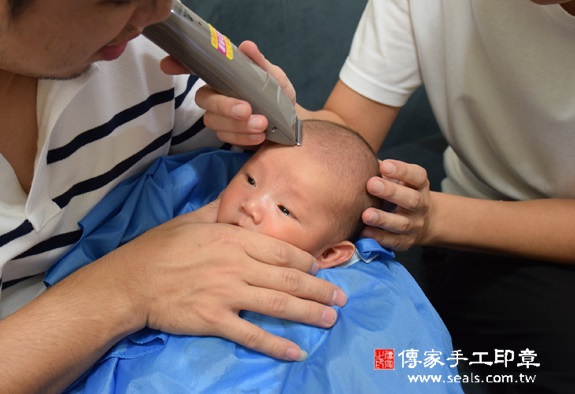 洋洋(新北中和區到府嬰兒寶寶滿月剃頭理髮、免費到府嬰兒剃胎毛儀式吉祥話)。到府剃頭剃胎毛主持、專業拍照、DVD光碟、證書。★購買「臍帶章、肚臍章、胎毛筆刷印章」贈送：剃頭、收涎、抓周，三選一。2015.10.31 照片20